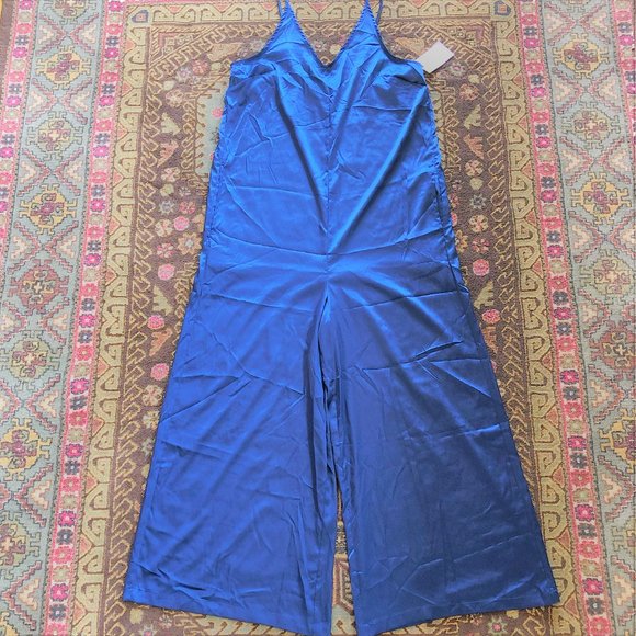 Luxurious *NWT* Navy Satin Jumpsuit XS - Picture 15 of 16